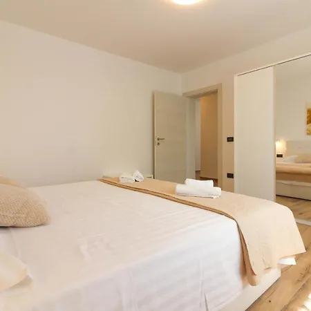 Stunning Modern Monte Vernal In Near The And Center Pula