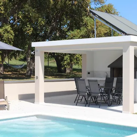 Stunning Modern Monte Vernal In Near The And Center Pula