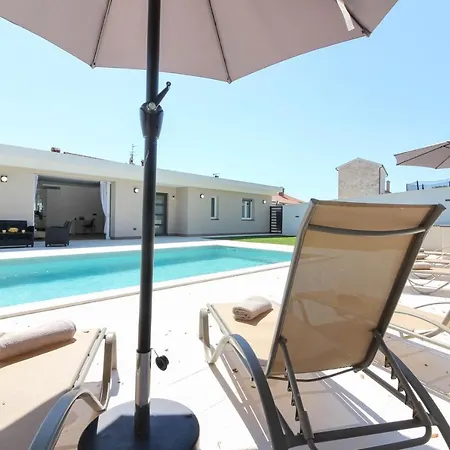 Villa Stunning Modern Monte Vernal In Near The And Center