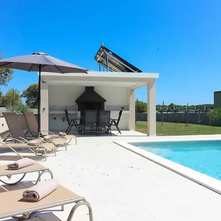 Stunning Modern Monte Vernal In Near The And Center Villa *