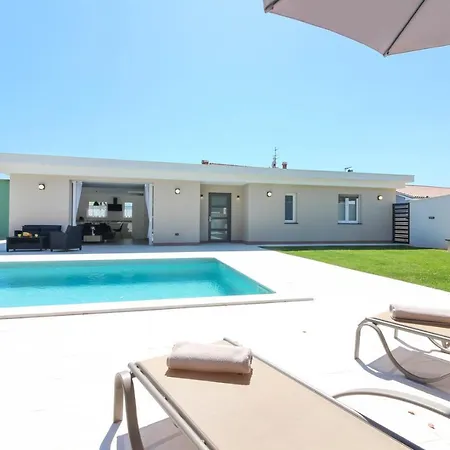 Stunning Modern Monte Vernal In Near The And Center