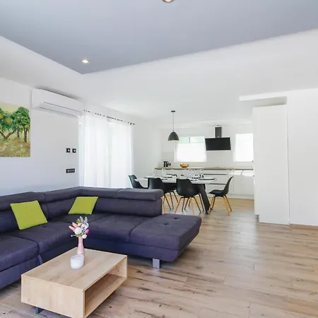 Villa Stunning Modern Monte Vernal In Near The And Center Pula