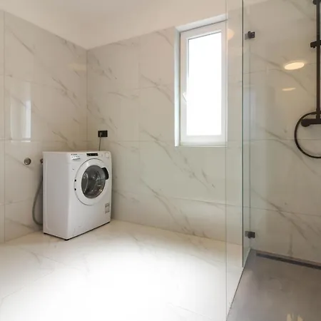 Stunning Modern Monte Vernal In Near The And Center Pula