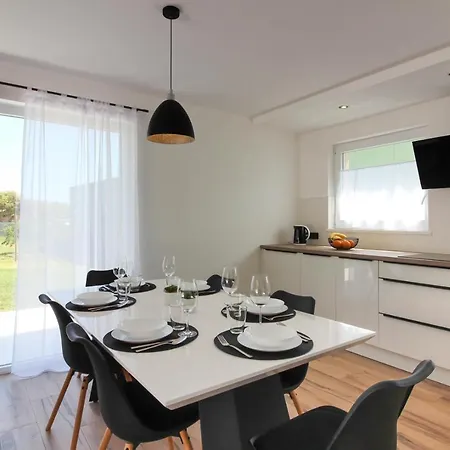 Stunning Modern Monte Vernal In Near The And Center *