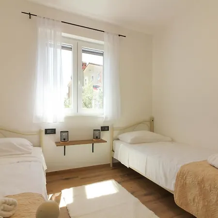 Stunning Modern Monte Vernal In Near The And Center Pula