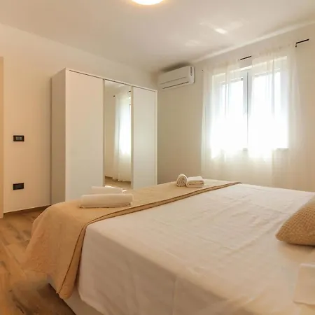 Stunning Modern Monte Vernal In Near The And Center *