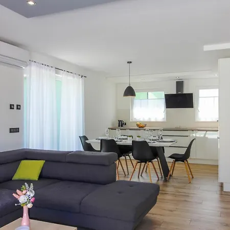 Stunning Modern Monte Vernal In Near The And Center