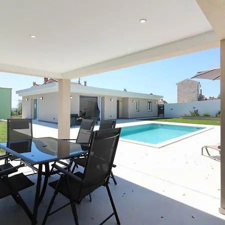 Stunning Modern Monte Vernal In Near The And Center Pula